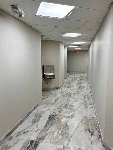 More Photos Of 1955 W Hamlin Rd, Rochester Hills Office Residential For Lease