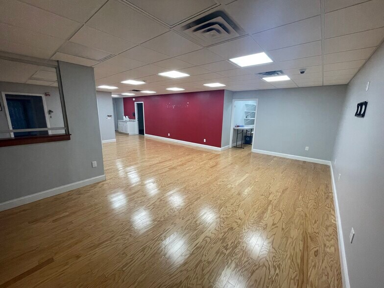 More Photos Of 1622 S Wood Ave, Linden Office For Lease