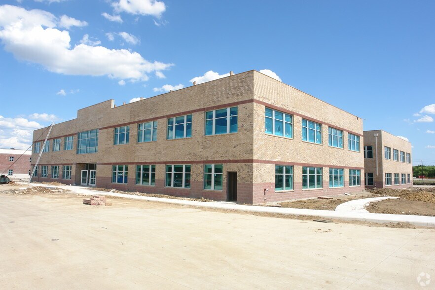 More Photos Of 1940 Enchanted Way, Grapevine Office For Sale