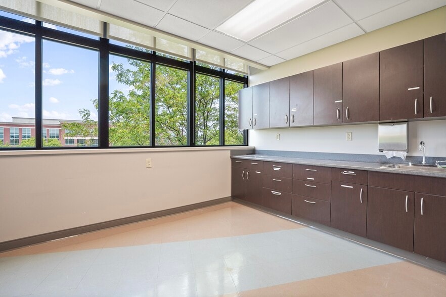 More Photos Of 560 N Cleveland Ave, Westerville Medical For Sale