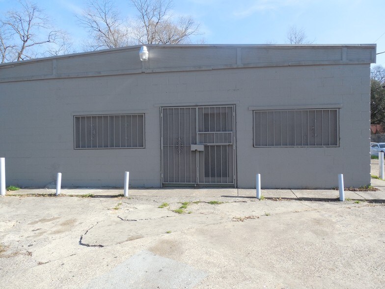 More Photos Of 3744 Dixon Ave, Dallas Freestanding For Lease