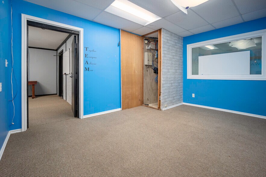 More Photos Of 401 S Ranchwood Blvd, Yukon Flex For Sale