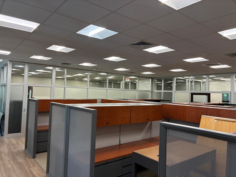 More Photos Of 5880 Ridge Bend Rd, Memphis Office For Sale