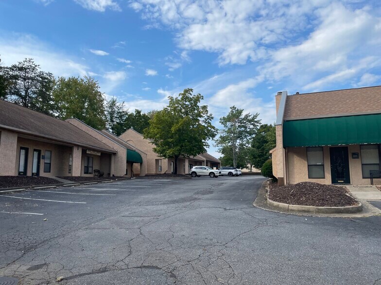 More Photos Of 770 Old Roswell Rd, Roswell Office For Lease