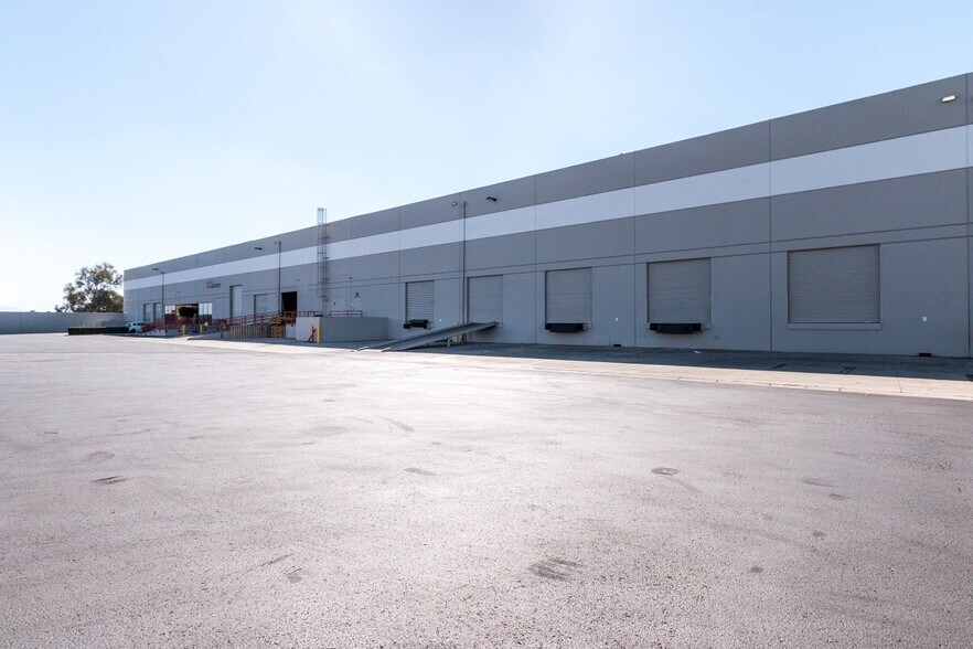 More Photos Of 3002-3072 E Inland Empire Blvd, Ontario Unknown For Lease