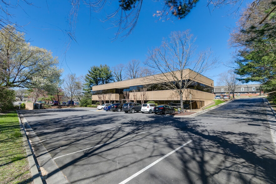 More Photos Of 8917 Fargo Rd, Richmond Office For Lease