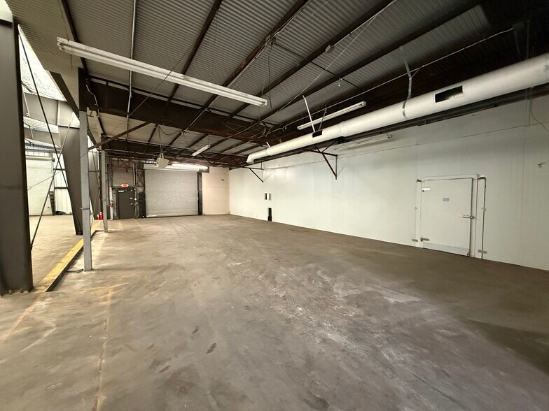 More Photos Of 10857 Drury Ln, Lynwood Warehouse For Lease