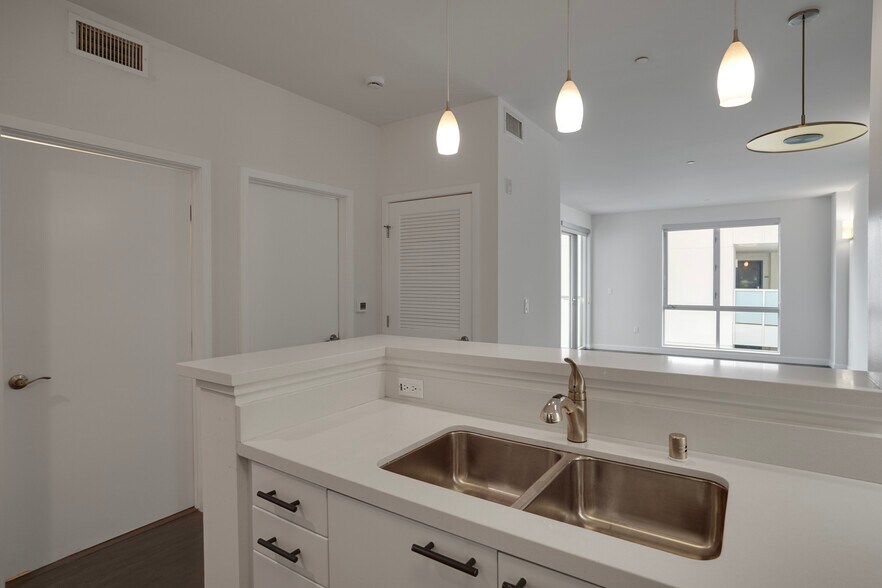 More Photos Of 525 Santa Monica Blvd, Santa Monica Apartments For Sale