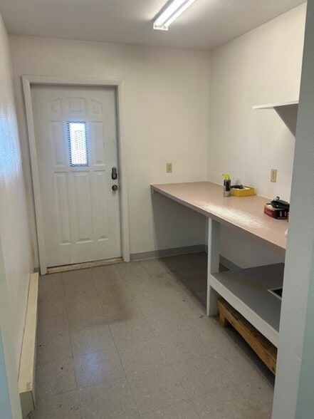 More Photos Of 685 Industrial Blvd, Delta Warehouse For Lease