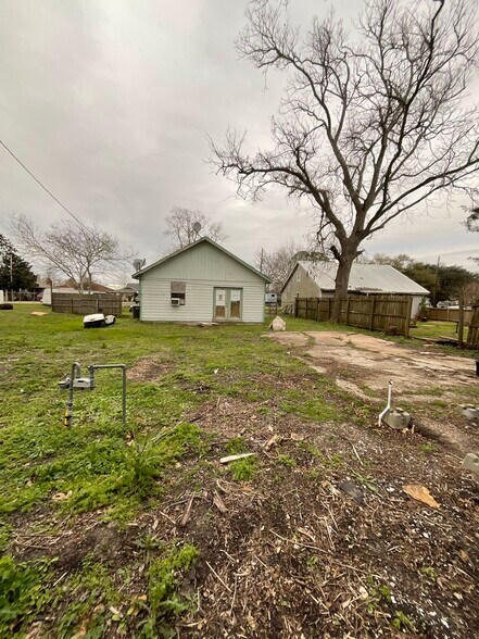 More Photos Of 609 Oak St, La Marque Warehouse For Sale