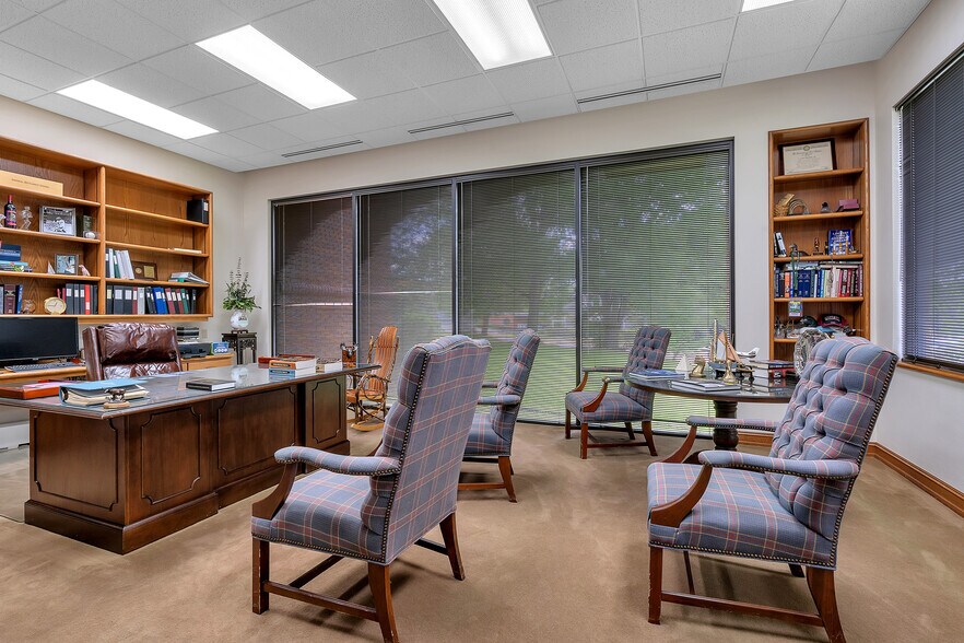 More Photos Of 400 W Houston St, Marshall Office For Sale