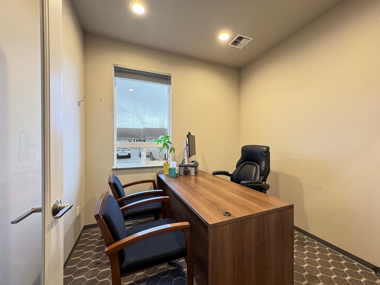 More Photos Of 542-544 N 5th Ave, Sequim Medical For Sale