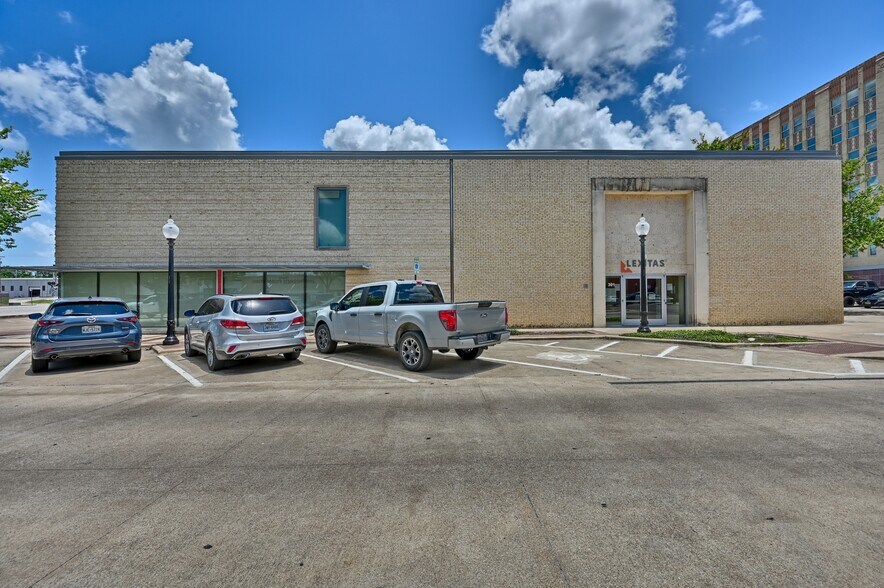 More Photos Of 301 N Main St, Bryan Office For Lease