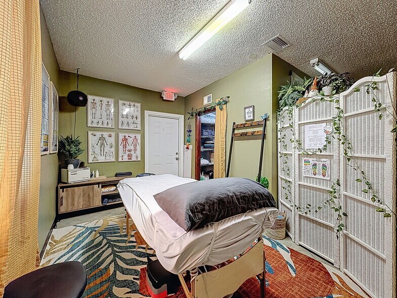 More Photos Of 13414 US Highway 19, Hudson Showroom For Lease