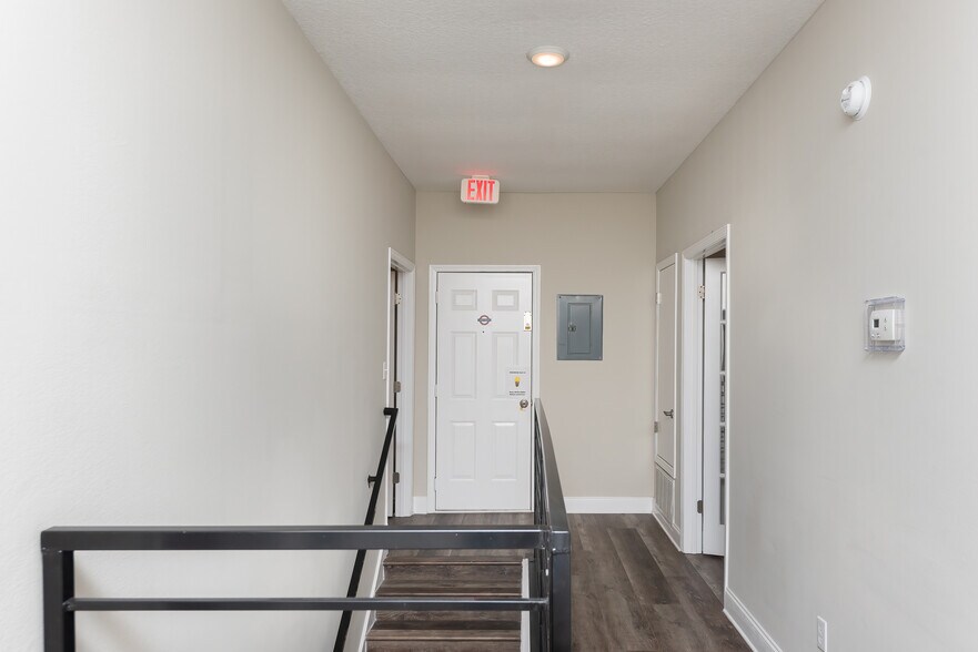 More Photos Of 77-87 Bay Bridge Dr, Gulf Breeze Office For Lease