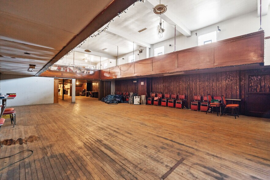 More Photos Of 1098 Duss Ave, Ambridge Restaurant For Sale