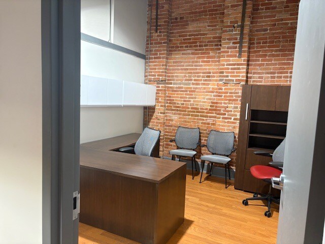 More Photos Of 107 S Franklin St, Tampa Freestanding For Lease