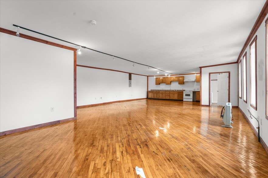 More Photos Of 102 S Richmond St, Fleetwood Warehouse For Sale