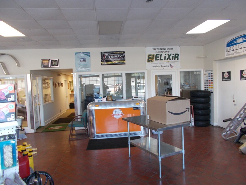 More Photos Of 225 W Hill St, Thomson Industrial For Sale