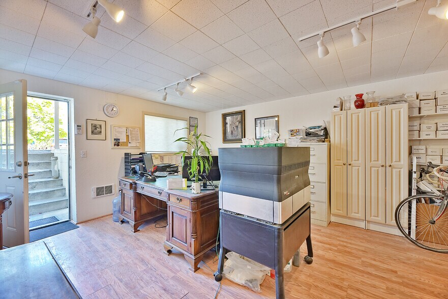 More Photos Of 993 Siskiyou Blvd, Ashland Office For Sale