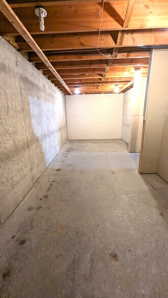 More Photos Of 1276 W Winneconne Ave, Neenah Storefront For Sale