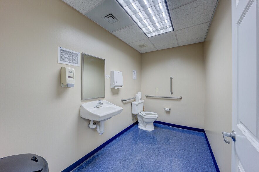 More Photos Of 5335 Peters Creek Rd, Roanoke Office For Sale