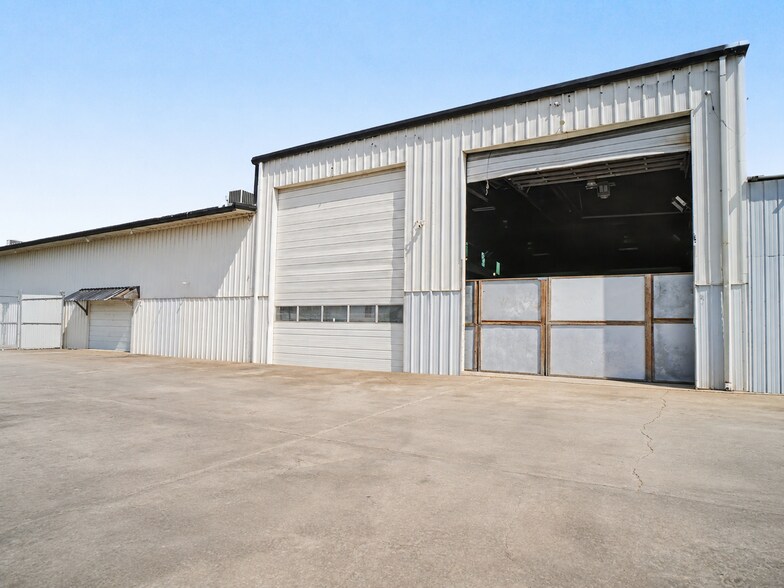 More Photos Of 400 N Macarthur Blvd, Oklahoma City Warehouse For Sale