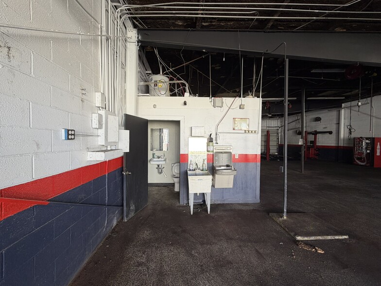 More Photos Of 1300 FM 1960, Houston Auto Repair For Sale