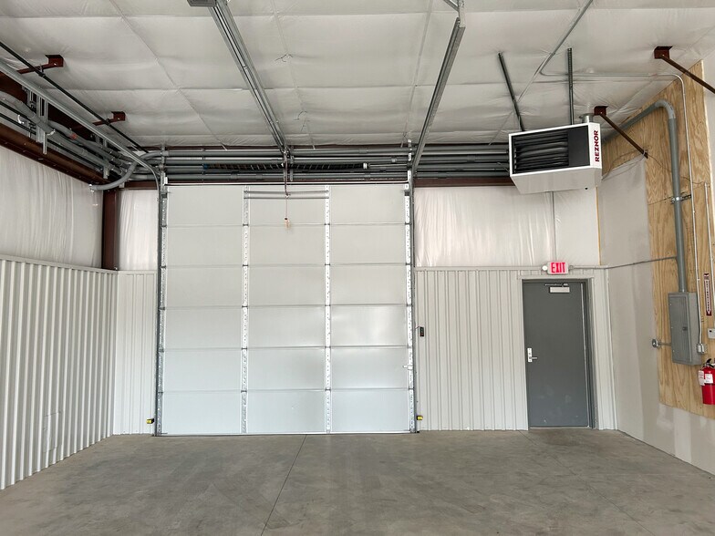 More Photos Of 3725-3729 N Ridgewood St, Wichita Light Distribution For Lease