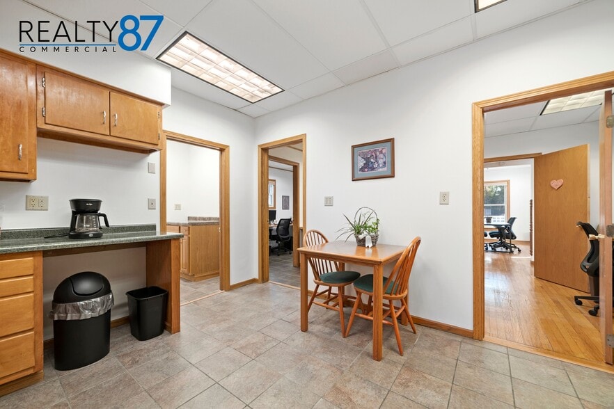 More Photos Of 448 7th Ave, Marion Office For Sale
