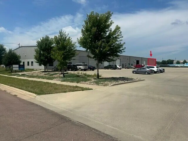 More Photos Of 2030 E 52nd St, Sioux Falls Industrial For Sale