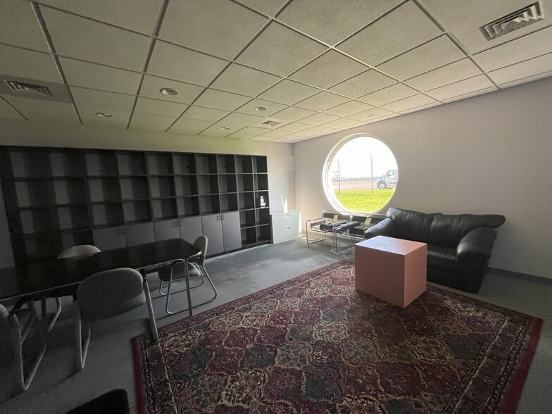 More Photos Of 2345 Bernville Rd, Reading Office For Lease