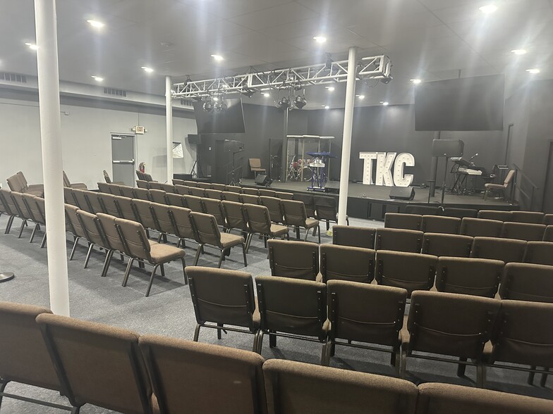 More Photos Of 800 N Pine Hills Rd, Orlando Religious Facility For Lease