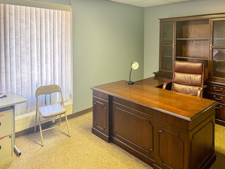 More Photos Of 1924 Fendley Dr, North Little Rock Office For Sale