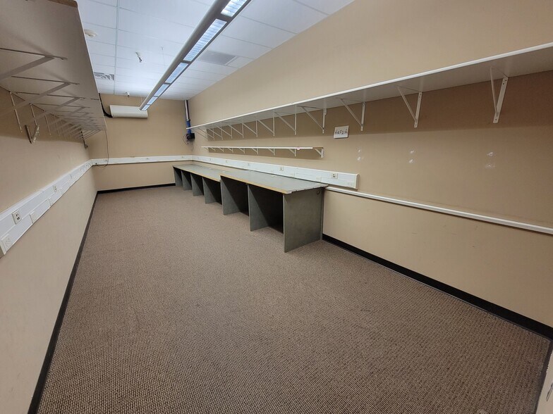 More Photos Of 2101 W 41st St, Sioux Falls General Retail For Lease