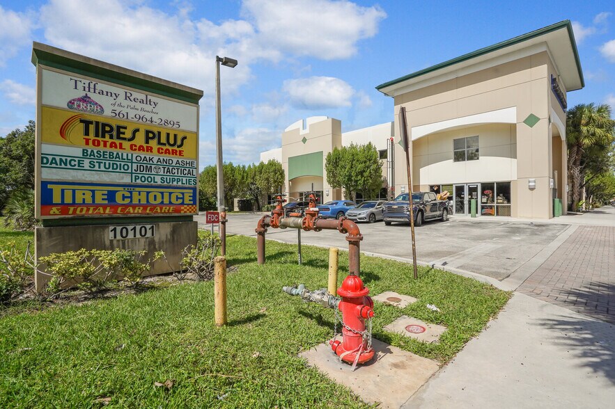 Primary Photo Of 10101 Lantana Rd, Lake Worth Showroom For Sale