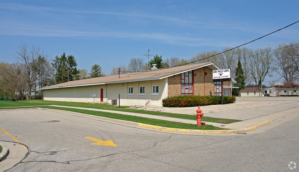 Primary Photo Of 137 Sandy Beach Rd, Lake Mills Bowling Alley For Sale