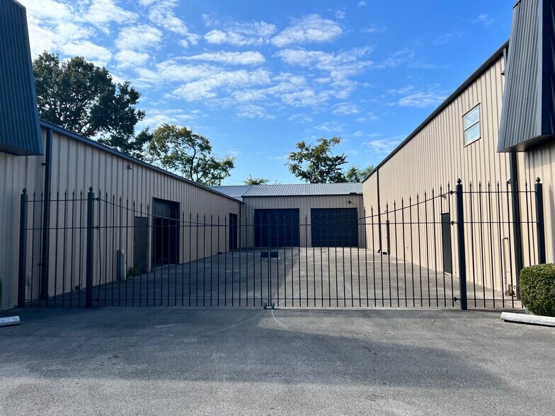 More Photos Of 1712 Brick Kiln Ln, Louisville Flex For Lease