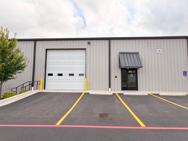 More Photos Of 4173 N 20th St, Ozark Warehouse For Lease