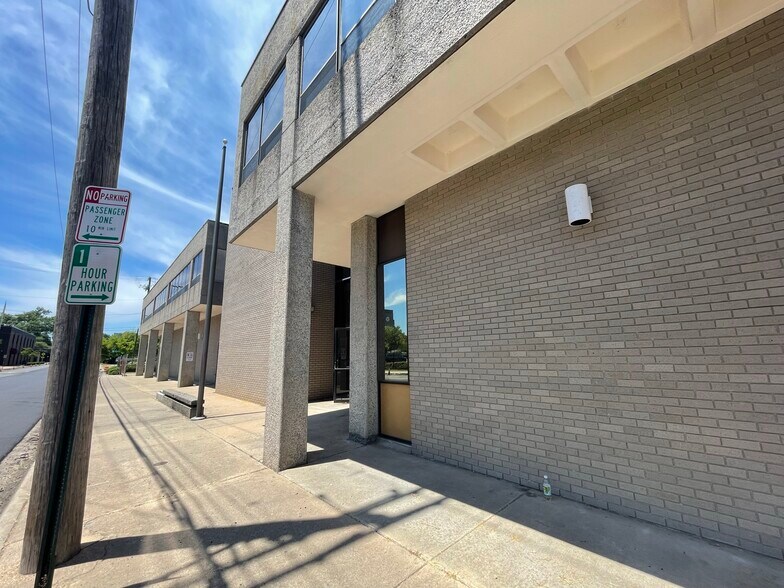 More Photos Of 1110 W 7th St, Little Rock Light Distribution For Lease