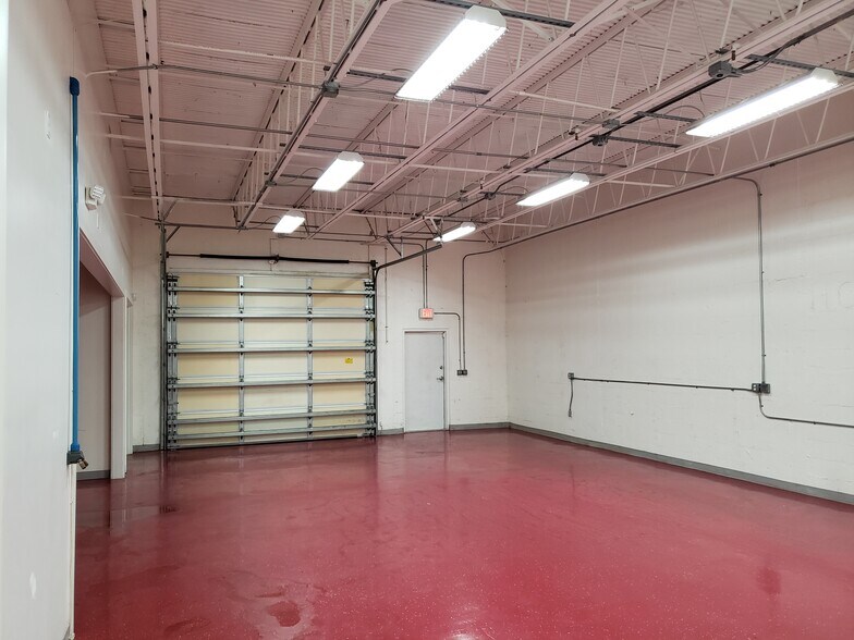 More Photos Of 3059-3061 SE Monroe St, Stuart Warehouse For Lease