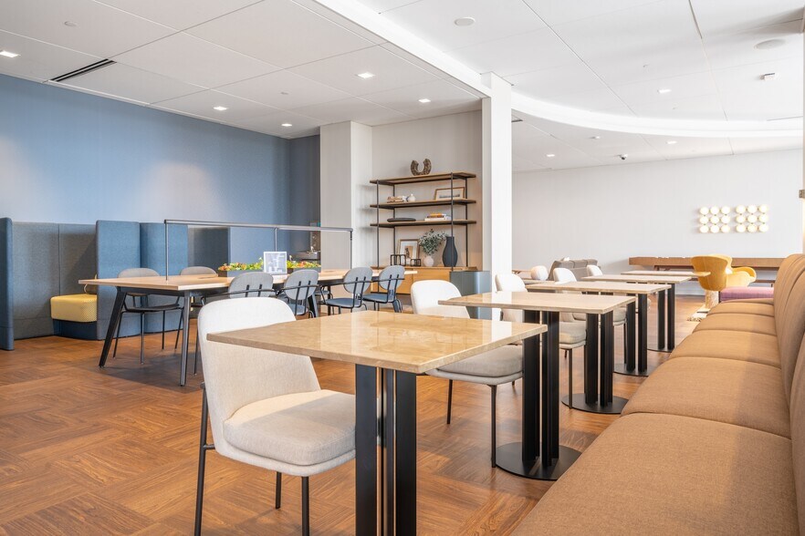 More Photos Of 1301 W 22nd St, Oak Brook Office For Lease