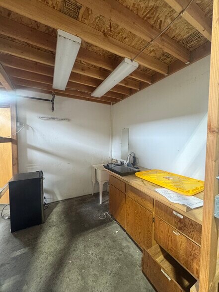 More Photos Of 840 SE Woodland Blvd, Bend Warehouse For Lease