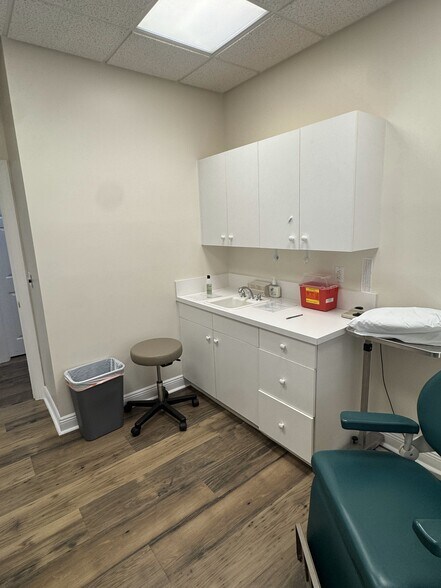 More Photos Of 1044 Goodlette-Frank Rd N, Naples Medical For Lease