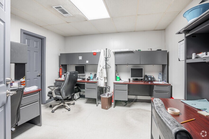 More Photos Of 2100 Highway 365, Nederland Medical For Sale