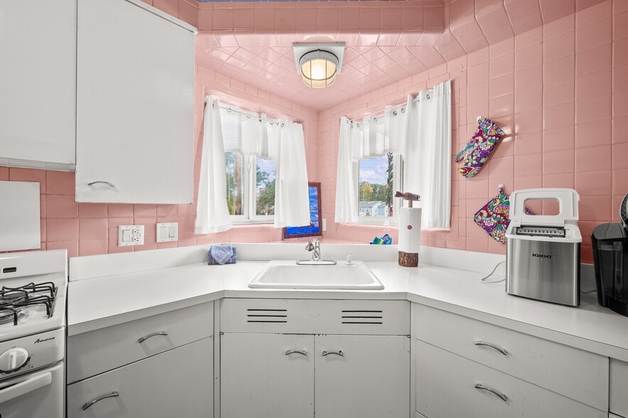 More Photos Of 231 E Buffalo St, New Buffalo Hotel For Sale