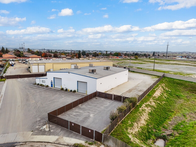 More Photos Of 6303 Seven Seas Ave, Bakersfield Warehouse For Lease