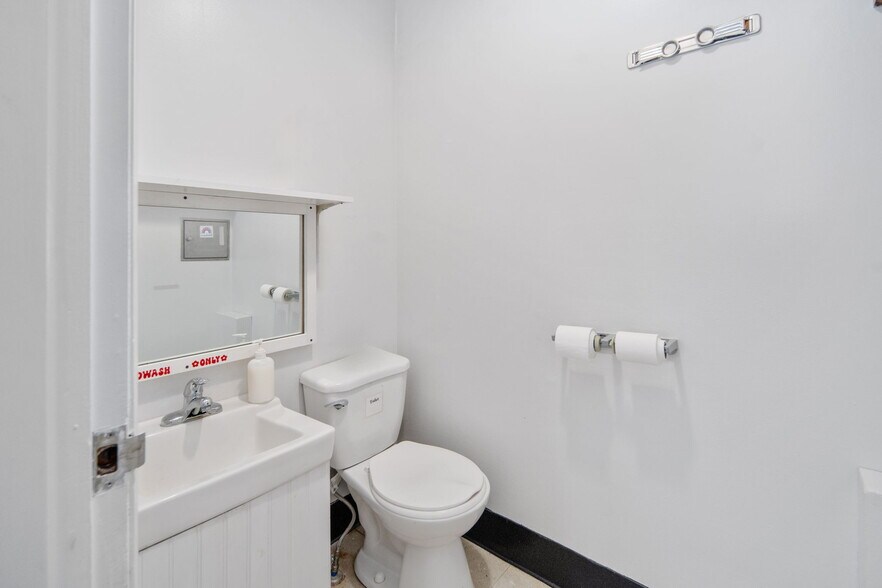 More Photos Of 4956 NY-30, Schoharie Flex For Sale