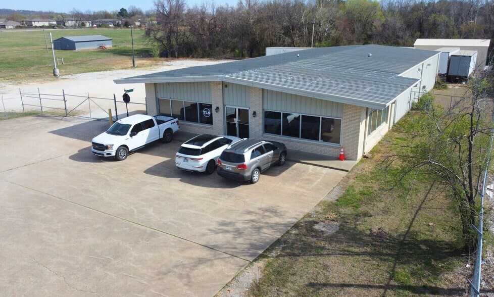 More Photos Of 783 W Morris Ave, Springdale Warehouse For Sale