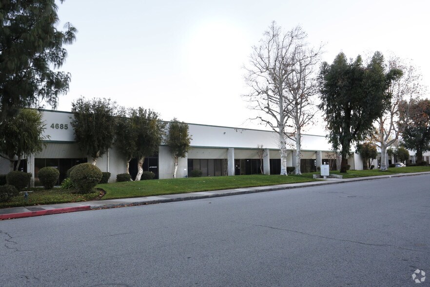 More Photos Of 4685 Industrial St, Simi Valley Warehouse For Lease